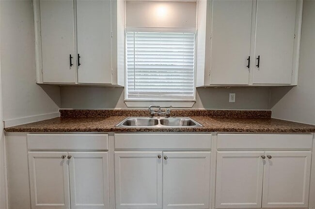 Building Photo - 7621 Sundown Dr