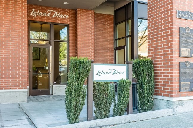 Building Photo - Stunning 2 Bedroom 2 Bath condo, with 2 Parking spots in the heart of vibrant Kirkland for Rent