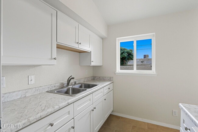 Building Photo - 5852 Wrangler Dr