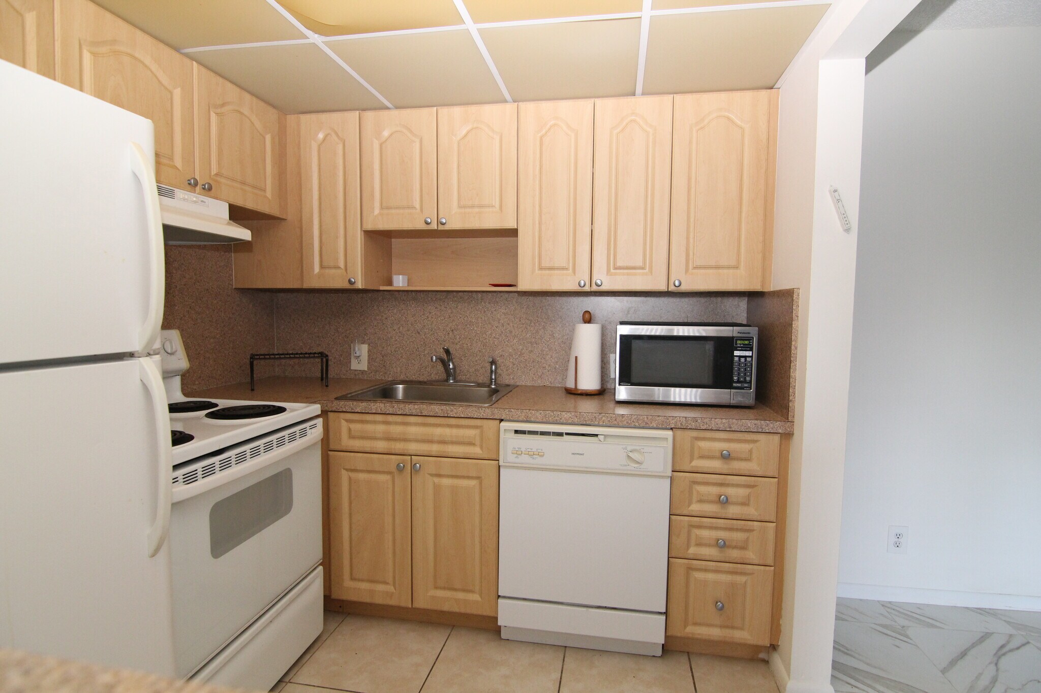 Building Photo - 569 Fanshaw N