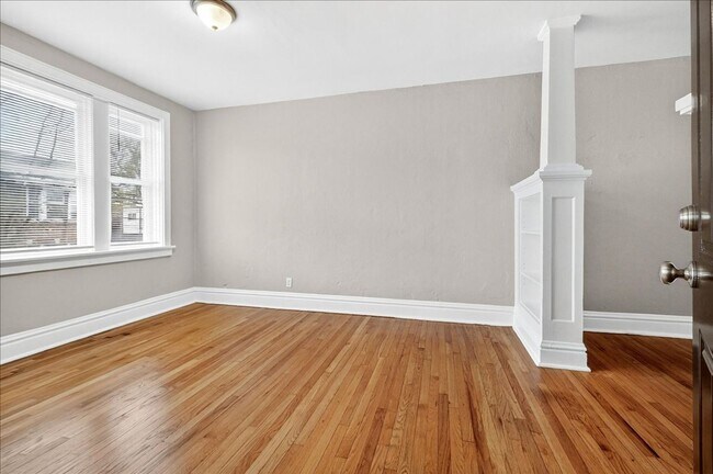 Building Photo - Stu-Stu-Studio!