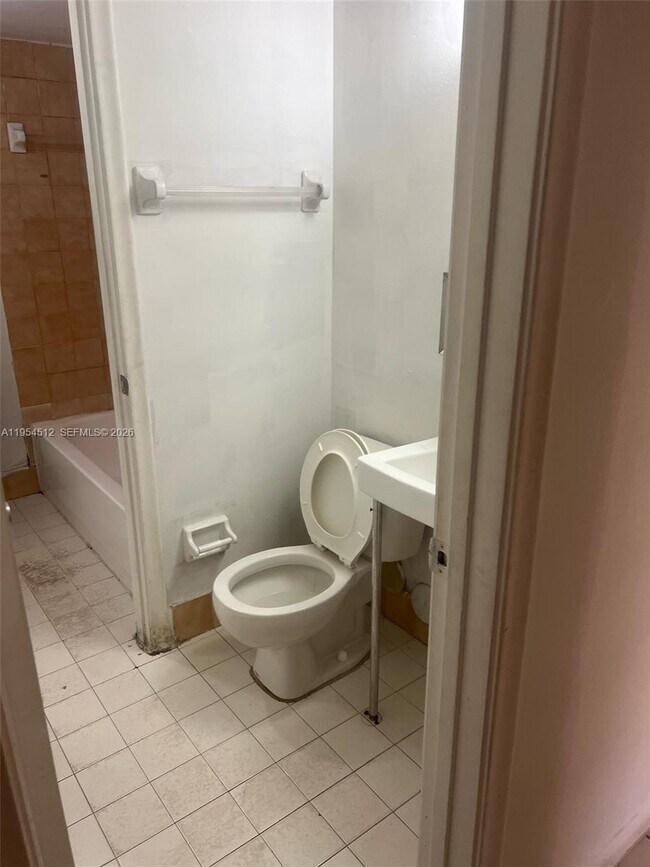 Building Photo - 556 NW 114th Ave