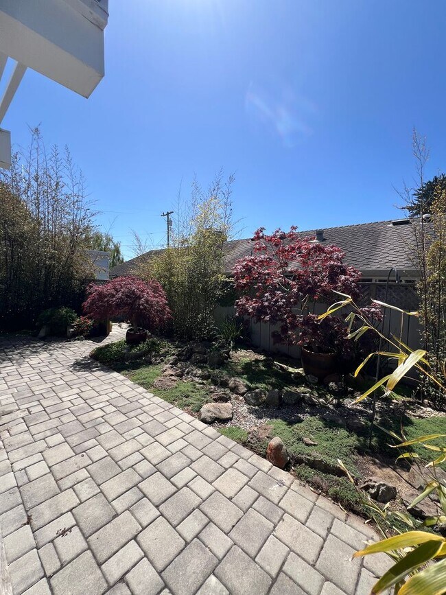 Building Photo - Charming 2BR/2BA Home Just Minutes from the Beach – Fully Landscaped, Spacious & Private