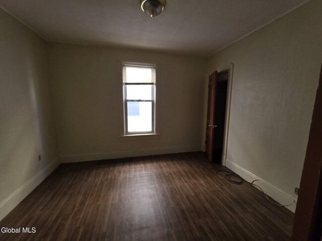 Building Photo - 918 Delamont Ave