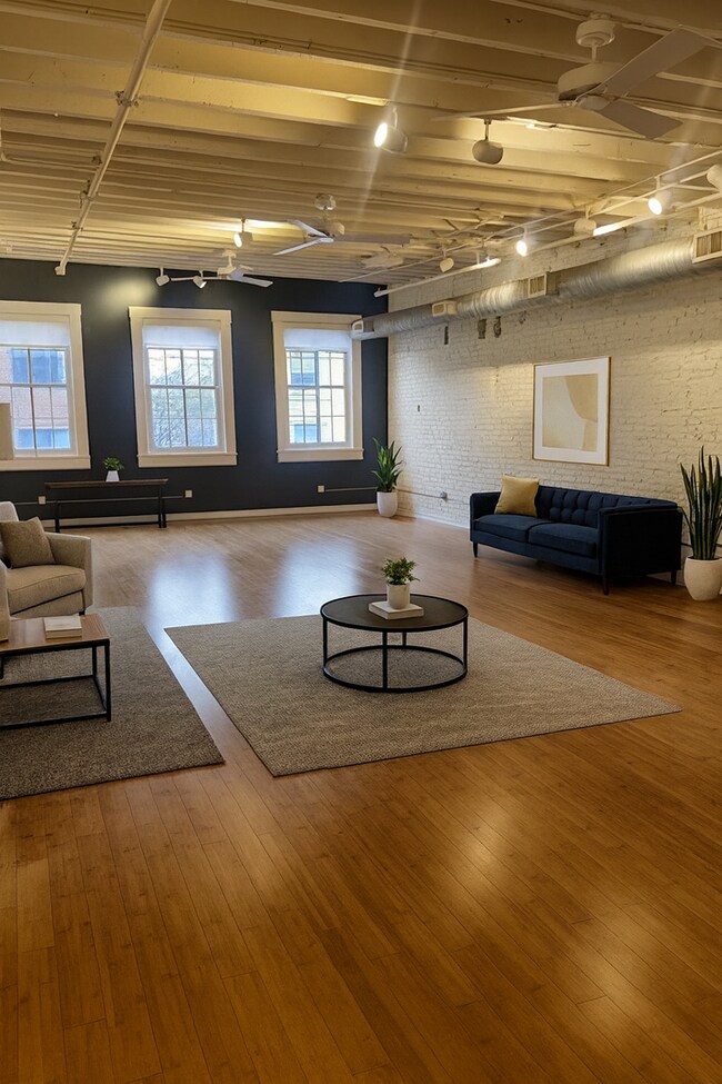 Building Photo - ? Spacious and Bright Loft In Old City