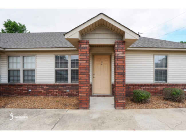 Building Photo - The Woodlands: 2BR 1 BA