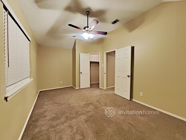 Building Photo - 720 Hollow Ridge Dr