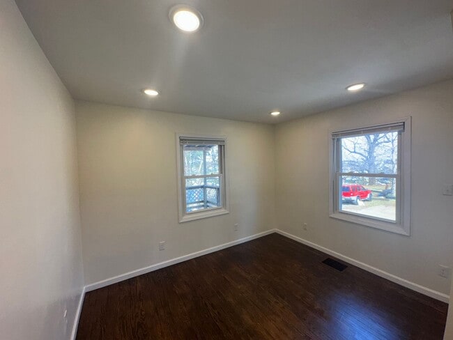 Building Photo - 4 Bedroom 2 Bath House