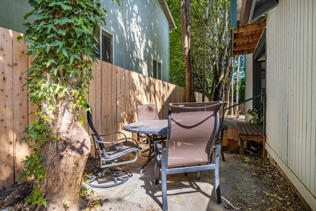 Building Photo - PENDING APPLICATION; Westside 2BD Duplex