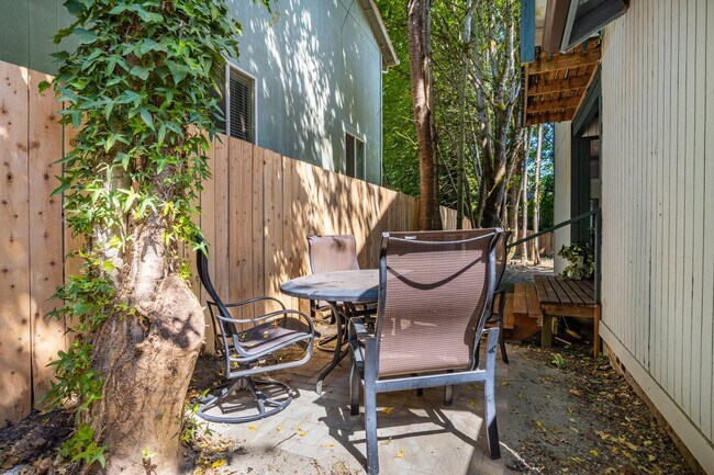 Building Photo - Westside 2BD Duplex