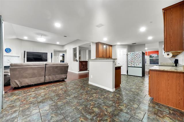 Building Photo - 324 S Mesa Verde Way