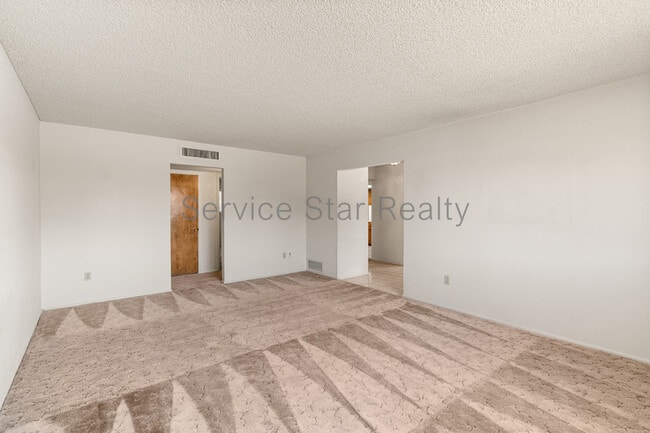 Building Photo - 4938 E Earll Dr