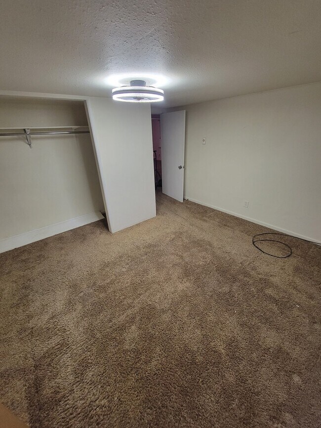 Building Photo - Tacoma home 3bdr 2 bath 1 car garage **** this home is still occupied please do not disrupt the r...