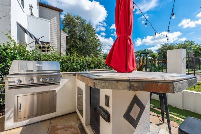 Building Photo - 905 W 22nd St