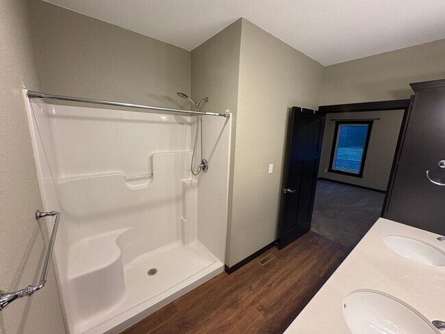 Building Photo - PRICE REDUCED!!! 4 bed / 3 bath Twinhome for Rent!