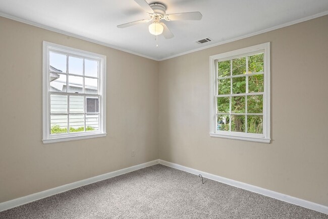 Building Photo - 3 bedroom, 1 bath home close to Gulfstream...