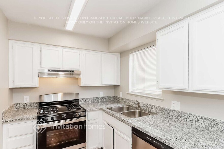 Building Photo - 595 Jackson Dr