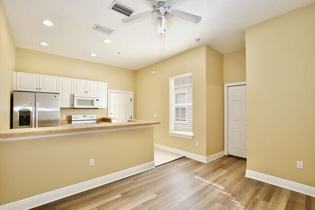 Building Photo - Charming 1/1 Spacious Condo Located in the Desirable Baldwin Park - Orlando!
