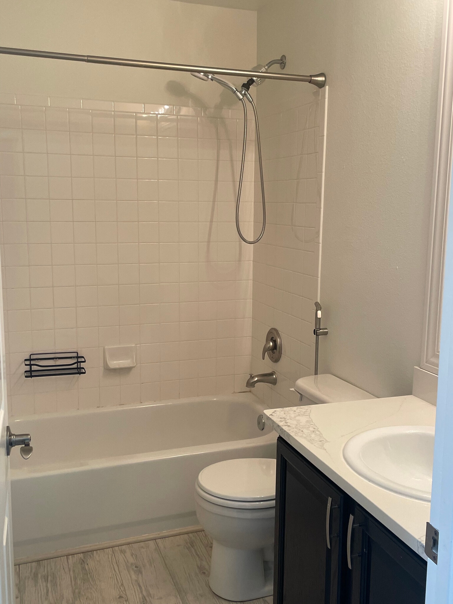 Full bath upstairs - 8419 Stonybridge Cir