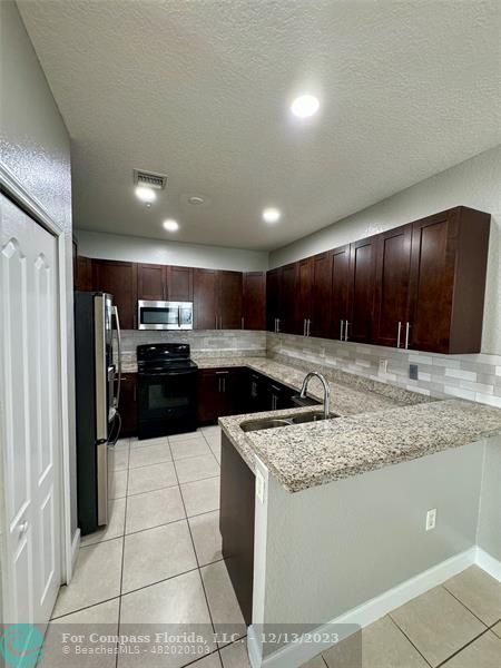 Building Photo - 4425 SW 160th Ave