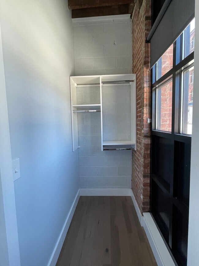 Building Photo - One Bedroom in Downtown Utica!