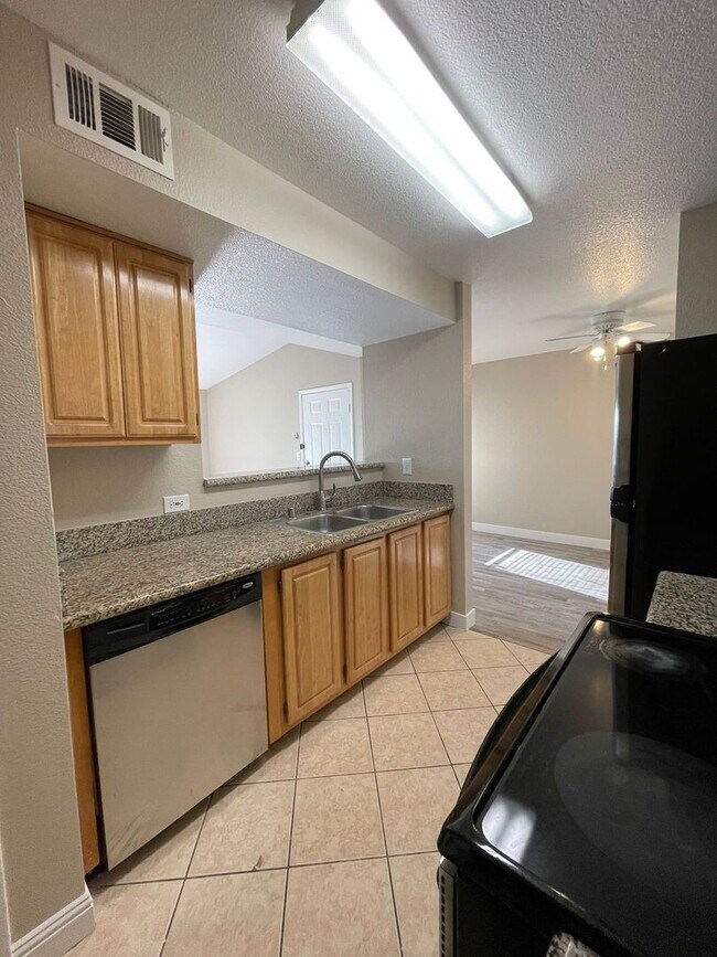Building Photo - Tuscan Villa one bedroom condo