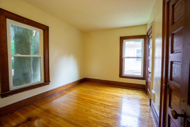 Building Photo - Spacious 3 Bedroom With Beautiful Front Po...