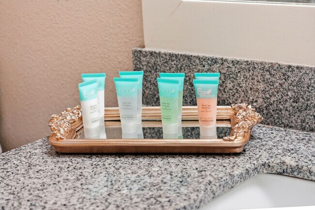 Building Photo - 1702 W Cleveland St