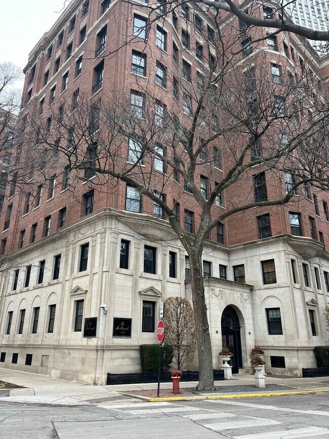 Building Photo - 2608 N Lakeview Ave