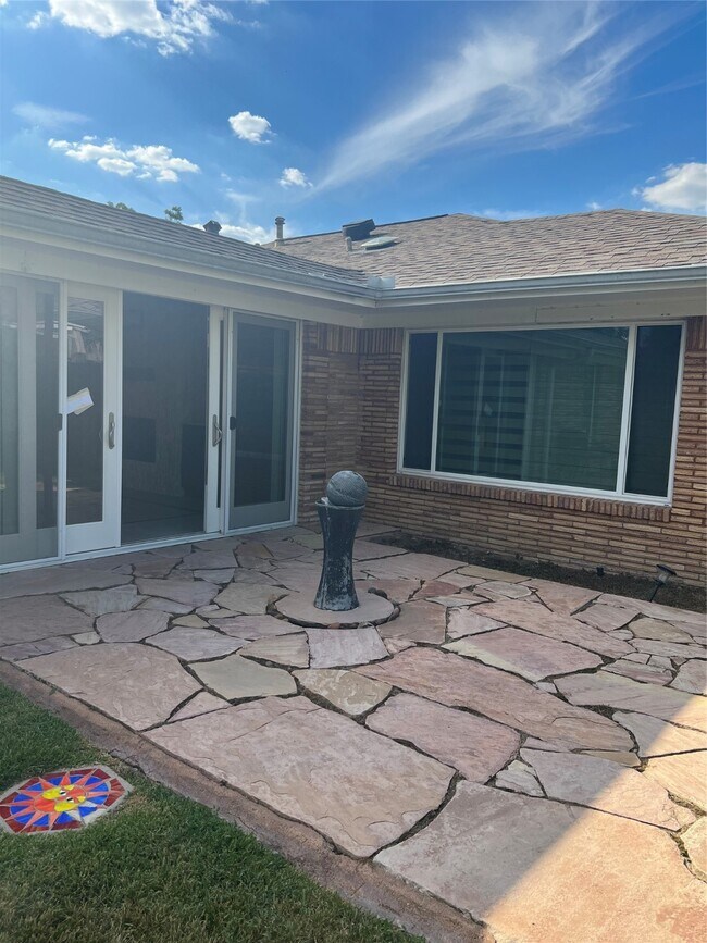 Building Photo - 2127 Lamonte Ln