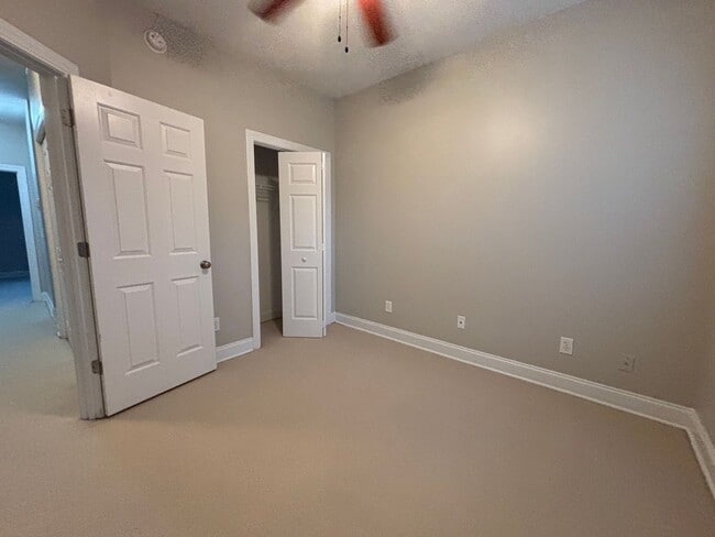 Building Photo - AVAILABLE NOW! End-Unit Townhouse in Pennington Square