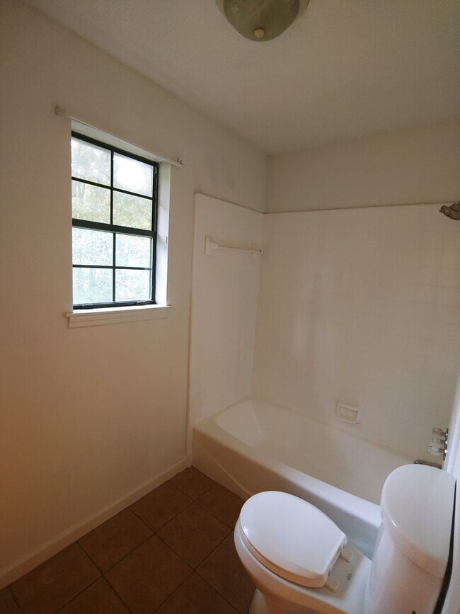 Building Photo - 8 Hickory Ln