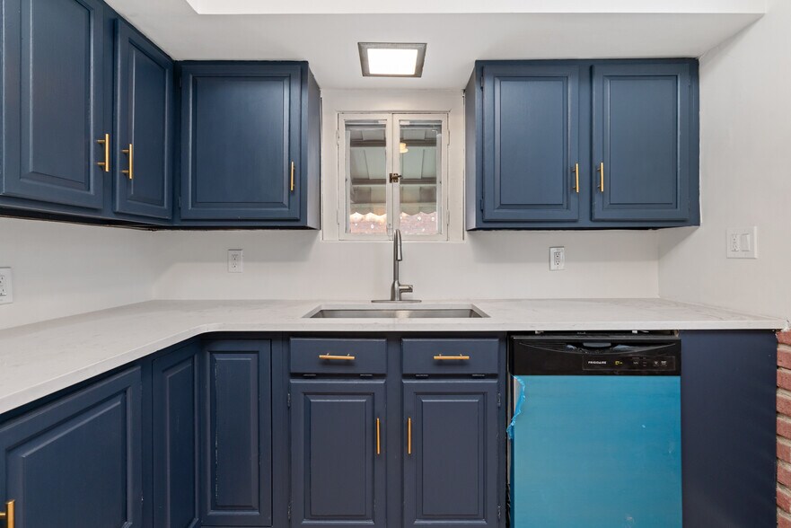 Building Photo - 4417 Davison St