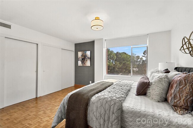Building Photo - 1300 Queens Rd