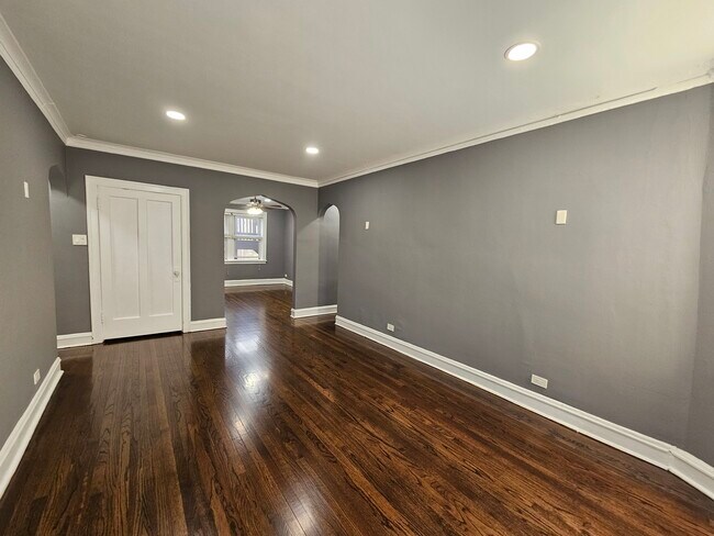 Building Photo - 6543 N Francisco Ave