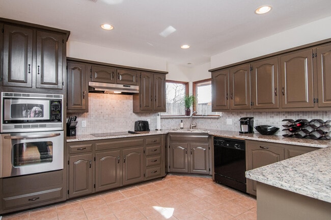 Building Photo - 2947 Southridge Dr