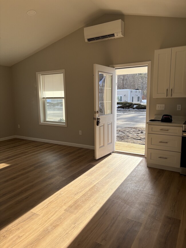 Building Photo - 598 Main St