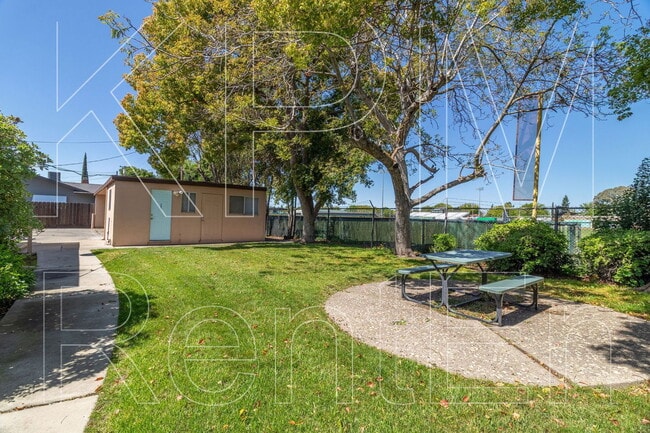 Building Photo - 443 E Robinhood Dr