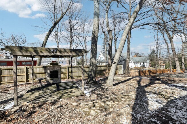 Building Photo - Updated 4-Bed 2-Bath SF Home with Lake Views & Great Entertaining Space in Monona