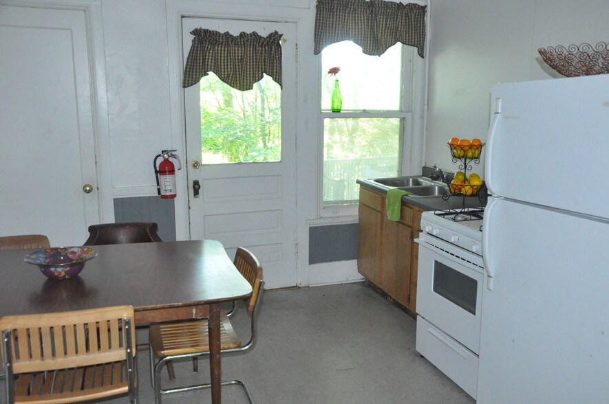 Kitchen - 118 Ferris Pl
