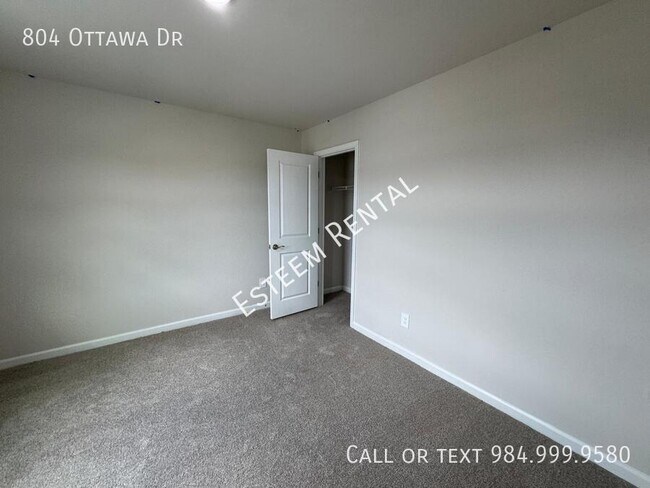 Building Photo - 804 Ottawa Dr