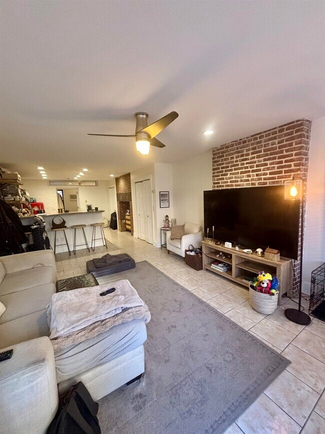 Building Photo - 204 Warren St