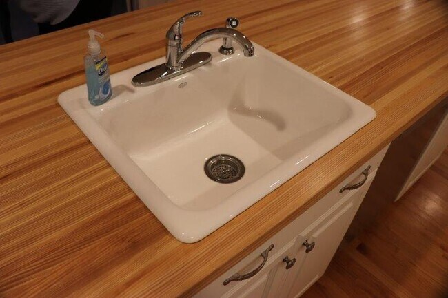 Building Photo - 300 Caroline St