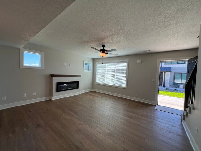 Building Photo - 601 Hart Ln