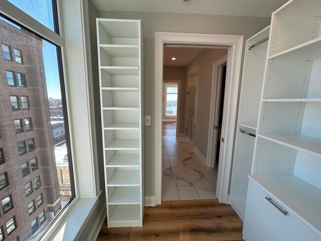 Building Photo - Two bedroom end unit condo with stunning d...