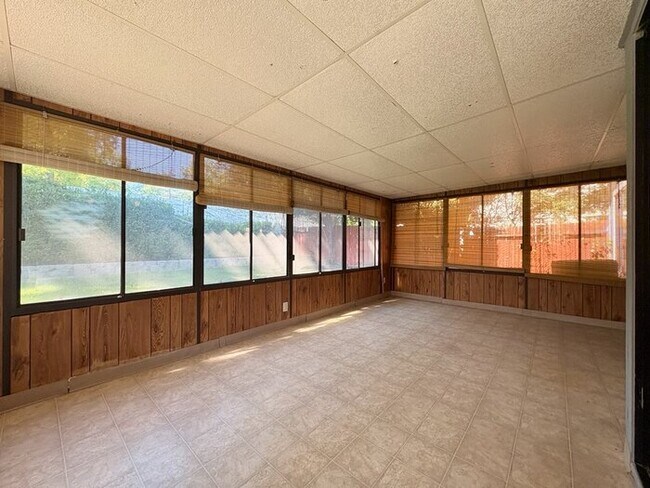 Building Photo - Beautiful 3 bedroom 2.5 bathroom in Antelope!