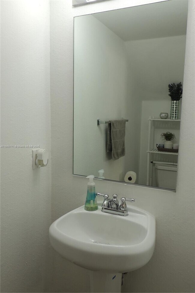 Building Photo - 8899 NW 107 Ct