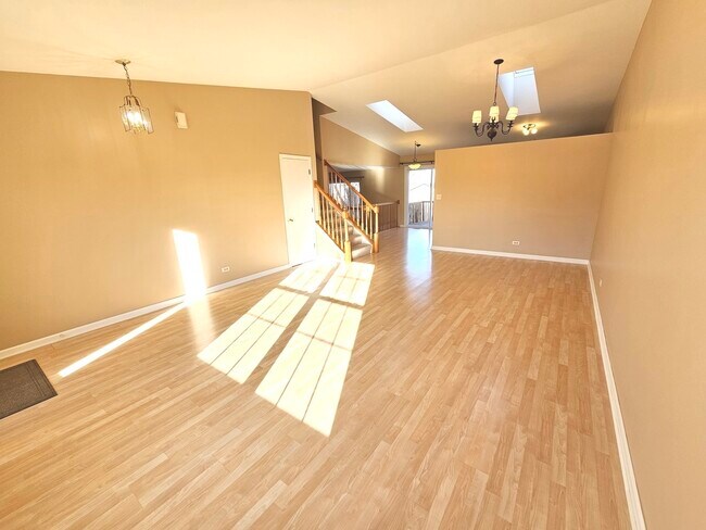 Building Photo - 2315 Meadows Ln