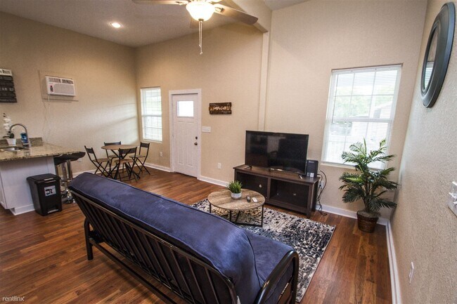 Building Photo - 121 Douglas Way St