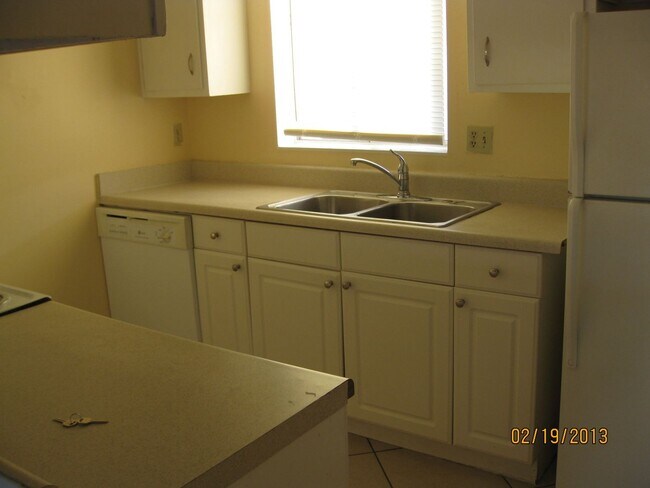 Building Photo - Centerally located close to downtown